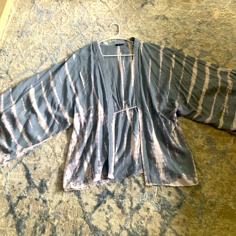 Tie dye light blue/gray and white